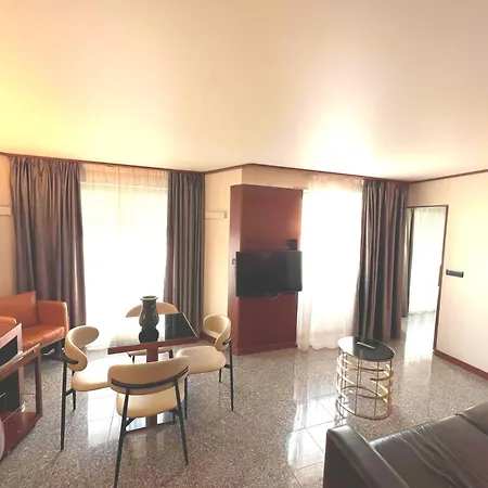 Goldstar Apartments&Suites-3